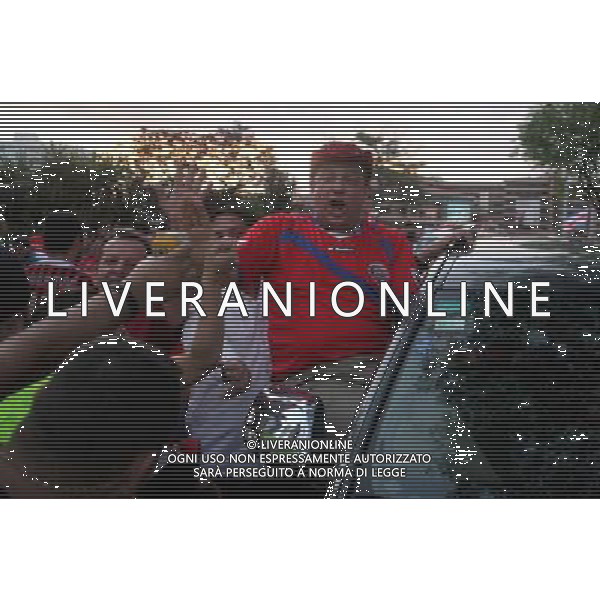 COSTA RICA-SAN JOSE-MUNDIAL 2014-GRECIA VS COSTA RICA (140629) -- SAN JOSE, junio 29, 2014 (Xinhua) -- Un aficionado de la selección de Costa Rica ofrece una cerveza al Presidente de Costa Rica Luis Guillermo Solis durante la celebracion de su victoria sobre Grecia, en la Plaza de la Democracia, en San José, capital de Costa Rica, el 29 de junio de 2014. Costa Rica juega gano contra Grecia en la segunda ronda de la Copa Mundial de la FIFA Brasil 2014. (Xinhua/Kent Gilbert) ©photoshot/Agenzia Aldo Liverani sas - ITALY ONLY - EDITORIAL USE ONLY - Costa Rica Vs Grecia Coppa del mondo FIFA 2014 allo stadio Arena Pernambuco di Recife, in Brasile, il 29 giugno 2014