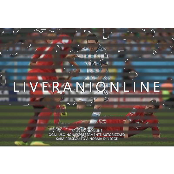 FIFA World Cup Brasile 2014 Ottavi di Finale San Paolo - 01.07.2014 Argentina-Svizzera Nella Foto:messi supera tre avversari prima dell\'assist a di maria /Ph.Vitez-Ag. Aldo Liverani