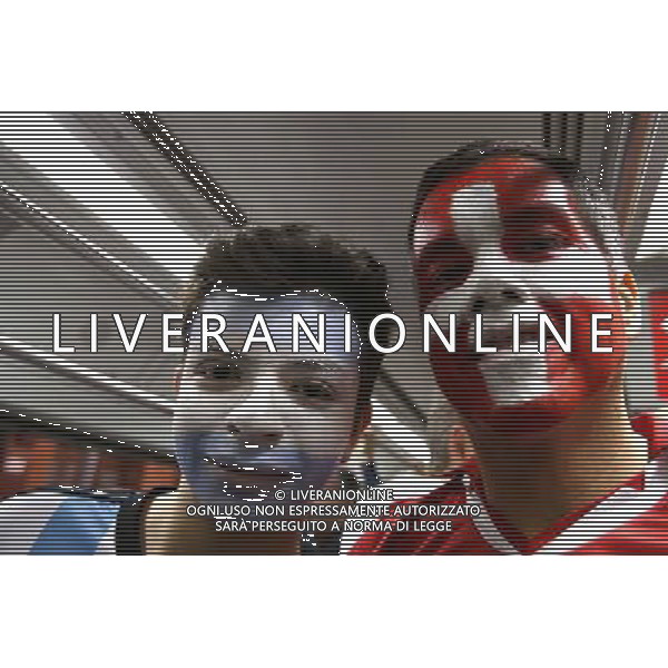 (140701) -- SAO PAULO, July 1, 2014 () -- A supporter of Argentina and a supporter of Switzerland pose on a metro train towards the Arena de Sao Paulo Stadium before a Round of 16 match between Argentina and Switzerland of 2014 FIFA World Cup in Sao Paulo, Brazil, on July 1, 2014.(/Rahel Patrasso)(pcy) ©photoshot/Agenzia Aldo Liverani sas - ITALY ONLY - EDITORIAL USE ONLY - Argentina - Svizzera Coppa del Mondo FIFA 2014 allo stadio Arena di Sao Paulo, in Brasile, 1 ° luglio 2014