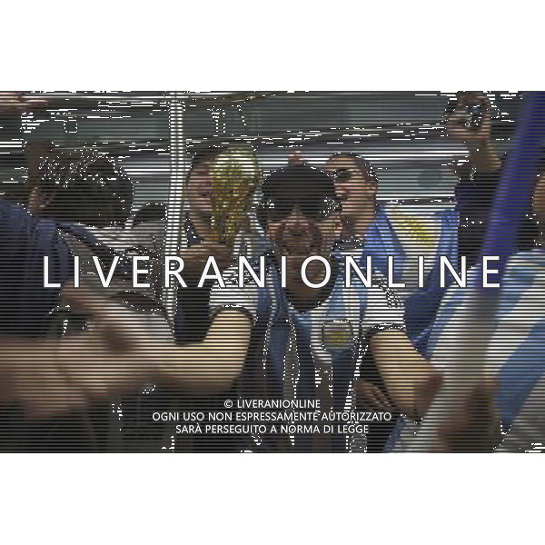 (140701) -- SAO PAULO, July 1, 2014 () -- Argentina\'s fans cheer in a metro train towards the Arena de Sao Paulo Stadium before a Round of 16 match between Argentina and Switzerland of 2014 FIFA World Cup in Sao Paulo, Brazil, on July 1, 2014. (/Rahel Patrasso)(pcy) ©photoshot/Agenzia Aldo Liverani sas - ITALY ONLY - EDITORIAL USE ONLY - Argentina - Svizzera Coppa del Mondo FIFA 2014 allo stadio Arena di Sao Paulo, in Brasile, 1 ° luglio 2014