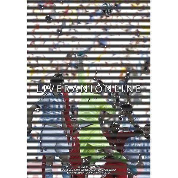 (140701) -- SAO PAULO, July 1, 2014 () -- Switzerland\'s goalkeeper Sergio Romero (R, front) attempts to pluck the ball during a Round of 16 match between Argentina and Switzerland of 2014 FIFA World Cup at the Arena de Sao Paulo Stadium in Sao Paulo, Brazil, on July 1, 2014. Argentina won 1-0 over Switzerland after 120 minutes and qualified for quarter-finals on Tuesday. (/Wang Lili)(pcy) ©photoshot/Agenzia Aldo Liverani sas - ITALY ONLY - EDITORIAL USE ONLY - Argentina - Svizzera Coppa del Mondo FIFA 2014 allo stadio Arena di Sao Paulo, in Brasile, 1 ° luglio 2014