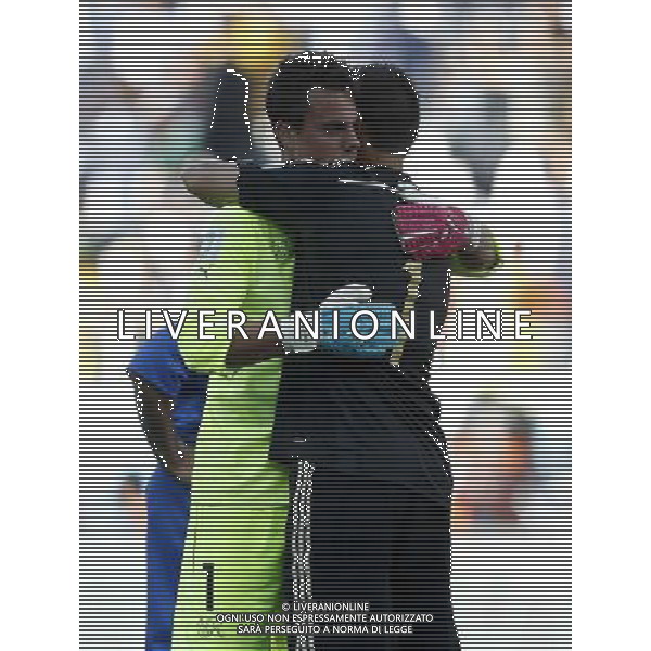 (140701) -- SAO PAULO, July 1, 2014 () -- Switzerland\'s goalkeeper Diego Benaglio (L) embraces Argentina\'s goalkeeper Sergio Romero after a Round of 16 match between Argentina and Switzerland of 2014 FIFA World Cup at the Arena de Sao Paulo Stadium in Sao Paulo, Brazil, on July 1, 2014. Argentina won 1-0 over Switzerland after 120 minutes and qualified for quarter-finals on Tuesday. (/Wang Lili)(pcy) ©photoshot/Agenzia Aldo Liverani sas - ITALY ONLY - EDITORIAL USE ONLY - Argentina - Svizzera Coppa del Mondo FIFA 2014 allo stadio Arena di Sao Paulo, in Brasile, 1 ° luglio 2014