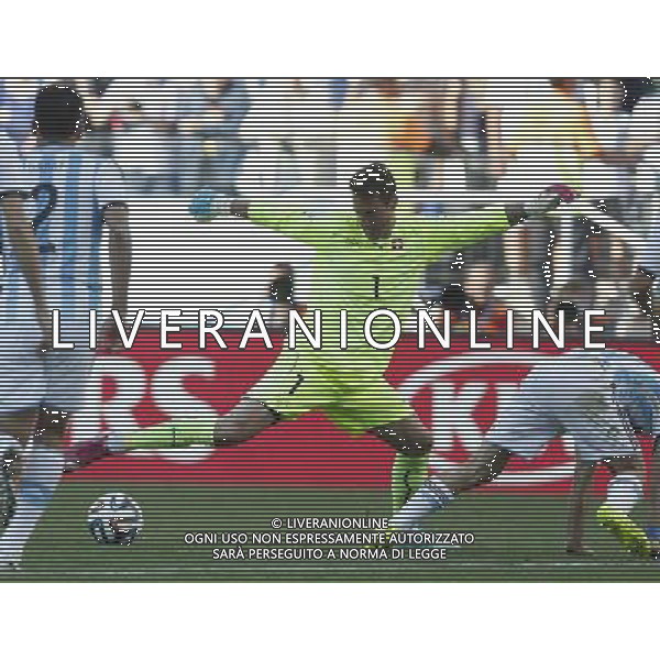 (140701) -- SAO PAULO, July 1, 2014 () -- Switzerland\'s goalkeeper Diego Benaglio (C) controls the ball during a Round of 16 match between Argentina and Switzerland of 2014 FIFA World Cup at the Arena de Sao Paulo Stadium in Sao Paulo, Brazil, on July 1, 2014. Argentina won 1-0 over Switzerland after 120 minutes and qualified for quarter-finals on Tuesday. (/Wang Lili)(pcy) ©photoshot/Agenzia Aldo Liverani sas - ITALY ONLY - EDITORIAL USE ONLY - Argentina - Svizzera Coppa del Mondo FIFA 2014 allo stadio Arena di Sao Paulo, in Brasile, 1 ° luglio 2014