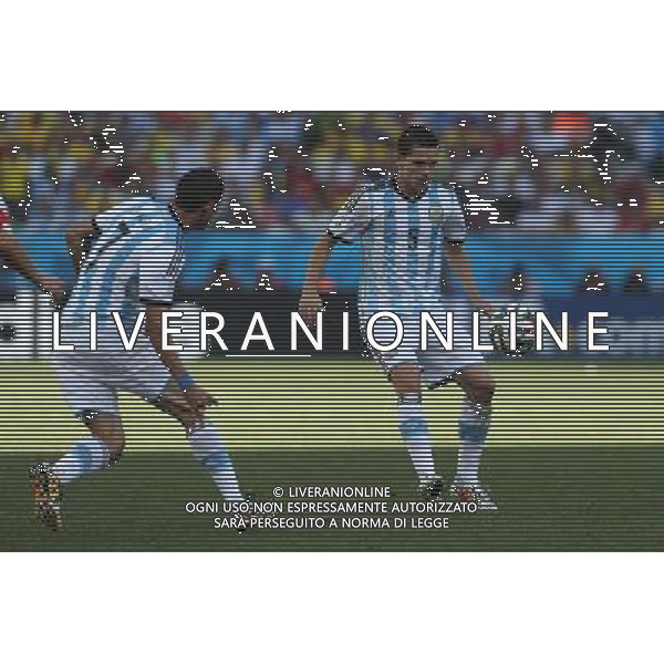 (140701) -- SAO PAULO, July 1, 2014 () -- Argentina\'s Fernando Gago (R) controls the ball during a Round of 16 match between Argentina and Switzerland of 2014 FIFA World Cup at the Arena de Sao Paulo Stadium in Sao Paulo, Brazil, on July 1, 2014. Argentina won 1-0 over Switzerland after 120 minutes and qualified for quarter-finals on Tuesday.(/Xu Zijian)(rh) ©photoshot/Agenzia Aldo Liverani sas - ITALY ONLY - EDITORIAL USE ONLY - Argentina - Svizzera Coppa del Mondo FIFA 2014 allo stadio Arena di Sao Paulo, in Brasile, 1 ° luglio 2014