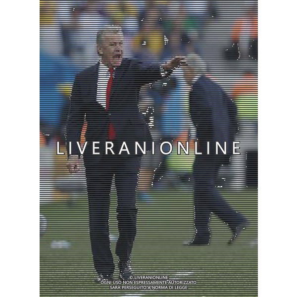 (140701) -- SAO PAULO, July 1, 2014 () -- Switzerland\'s coach Ottmar Hitzfeld (L) gives instructions during a Round of 16 match between Argentina and Switzerland of 2014 FIFA World Cup at the Arena de Sao Paulo Stadium in Sao Paulo, Brazil, on July 1, 2014. Argentina won 1-0 over Switzerland after 120 minutes and qualified for quarter-finals on Tuesday. (/Wang Lili)(pcy) ©photoshot/Agenzia Aldo Liverani sas - ITALY ONLY - EDITORIAL USE ONLY - Argentina - Svizzera Coppa del Mondo FIFA 2014 allo stadio Arena di Sao Paulo, in Brasile, 1 ° luglio 2014