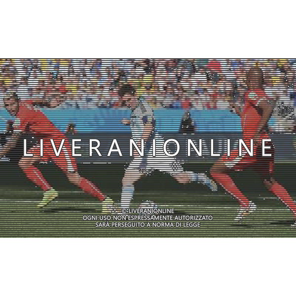 (140701) -- SAO PAULO, July 1, 2014 () -- Argentina\'s Lionel Messi (C) controls the ball during a Round of 16 match between Argentina and Switzerland of 2014 FIFA World Cup at the Arena de Sao Paulo Stadium in Sao Paulo, Brazil, on July 1, 2014.(/Wang Yuguo)(rh) ©photoshot/Agenzia Aldo Liverani sas - ITALY ONLY - EDITORIAL USE ONLY - Argentina - Svizzera Coppa del Mondo FIFA 2014 allo stadio Arena di Sao Paulo, in Brasile, 1 ° luglio 2014