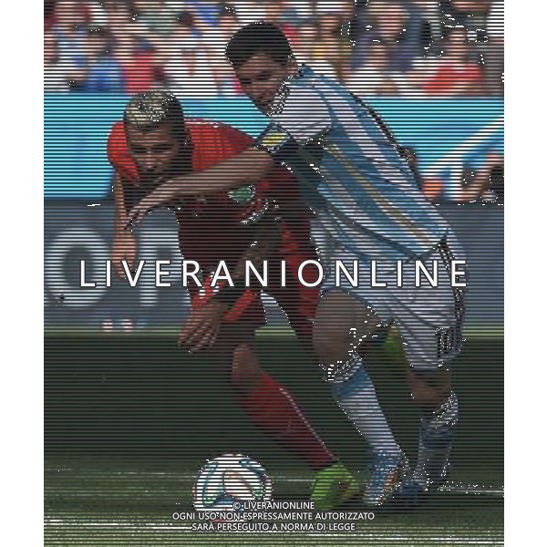 (140701) -- SAO PAULO, July 1, 2014 () -- Argentina\'s Lionel Messi vies with Switzerland\'s Valon Behrami during a Round of 16 match between Argentina and Switzerland of 2014 FIFA World Cup at the Arena de Sao Paulo Stadium in Sao Paulo, Brazil, on July 1, 2014.(/Wang Yuguo)(rh) ©photoshot/Agenzia Aldo Liverani sas - ITALY ONLY - EDITORIAL USE ONLY - Argentina - Svizzera Coppa del Mondo FIFA 2014 allo stadio Arena di Sao Paulo, in Brasile, 1 ° luglio 2014