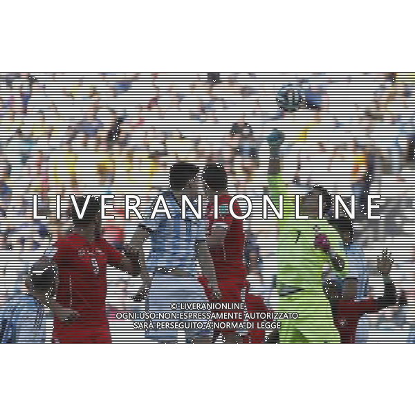 (140701) -- SAO PAULO, July 1, 2014 () -- Switzerland\'s goalkeeper Diego Benaglio (5th L) attempts to pluck the ball during a Round of 16 match between Argentina and Switzerland of 2014 FIFA World Cup at the Arena de Sao Paulo Stadium in Sao Paulo, Brazil, on July 1, 2014.(/Wang Lili)(pcy) ©photoshot/Agenzia Aldo Liverani sas - ITALY ONLY - EDITORIAL USE ONLY - Argentina - Svizzera Coppa del Mondo FIFA 2014 allo stadio Arena di Sao Paulo, in Brasile, 1 ° luglio 2014