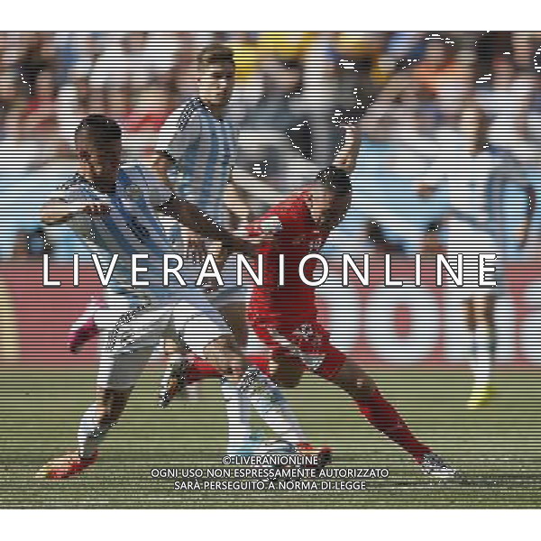 (140701) -- SAO PAULO, July 1, 2014 () -- Switzerland\'s Josip Drmic (R, front) vies with Argentina\'s Marcos Rojo during a Round of 16 match between Argentina and Switzerland of 2014 FIFA World Cup at the Arena de Sao Paulo Stadium in Sao Paulo, Brazil, on July 1, 2014.(/Wang Lili)(pcy) ©photoshot/Agenzia Aldo Liverani sas - ITALY ONLY - EDITORIAL USE ONLY - Argentina - Svizzera Coppa del Mondo FIFA 2014 allo stadio Arena di Sao Paulo, in Brasile, 1 ° luglio 2014