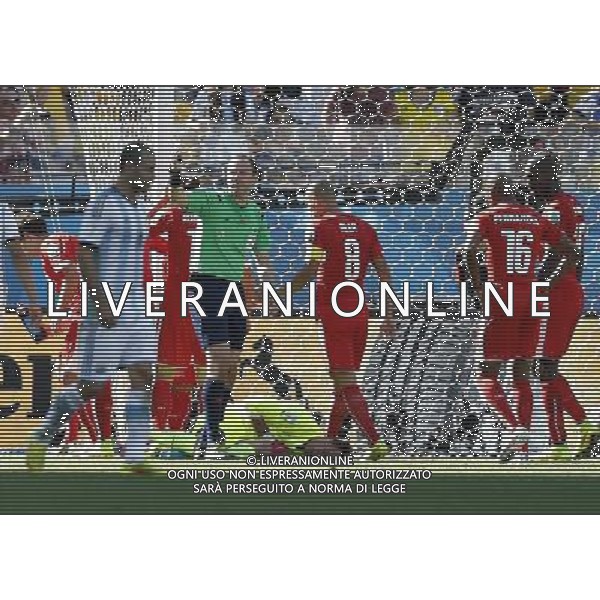 (140701) -- SAO PAULO, July 1, 2014 () -- Switzerland\'s goalkeeper Diego Benaglio (bottom) falls down during a Round of 16 match between Argentina and Switzerland of 2014 FIFA World Cup at the Arena de Sao Paulo Stadium in Sao Paulo, Brazil, on July 1, 2014.(/Wang Lili)(pcy) ©photoshot/Agenzia Aldo Liverani sas - ITALY ONLY - EDITORIAL USE ONLY - Argentina - Svizzera Coppa del Mondo FIFA 2014 allo stadio Arena di Sao Paulo, in Brasile, 1 ° luglio 2014
