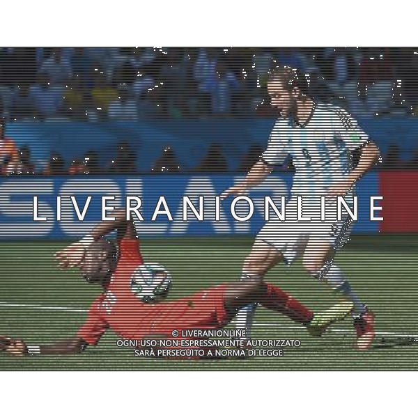 (140701) -- SAO PAULO, July 1, 2014 () -- Argentina\'s Gonzalo Higuain vies with Switzerland\'s Johan Djourou during a Round of 16 match between Argentina and Switzerland of 2014 FIFA World Cup at the Arena de Sao Paulo Stadium in Sao Paulo, Brazil, on July 1, 2014.(/Wang Yuguo)(rh) ©photoshot/Agenzia Aldo Liverani sas - ITALY ONLY - EDITORIAL USE ONLY - Argentina - Svizzera Coppa del Mondo FIFA 2014 allo stadio Arena di Sao Paulo, in Brasile, 1 ° luglio 2014