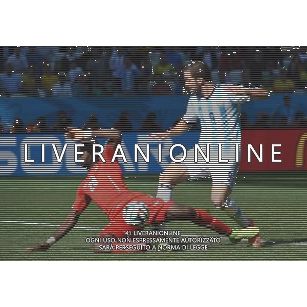 (140701) -- SAO PAULO, July 1, 2014 () -- Argentina\'s Gonzalo Higuain vies with Switzerland\'s Johan Djourou during a Round of 16 match between Argentina and Switzerland of 2014 FIFA World Cup at the Arena de Sao Paulo Stadium in Sao Paulo, Brazil, on July 1, 2014.(/Wang Yuguo)(rh) ©photoshot/Agenzia Aldo Liverani sas - ITALY ONLY - EDITORIAL USE ONLY - Argentina - Svizzera Coppa del Mondo FIFA 2014 allo stadio Arena di Sao Paulo, in Brasile, 1 ° luglio 2014