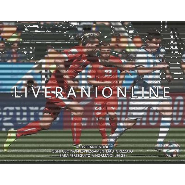 (140701) -- SAO PAULO, July 1, 2014 () -- Argentina\'s Lionel Messi (R) runs with the ball during a Round of 16 match between Argentina and Switzerland of 2014 FIFA World Cup at the Arena de Sao Paulo Stadium in Sao Paulo, Brazil, on July 1, 2014.(/Wang Yuguo)(rh) ©photoshot/Agenzia Aldo Liverani sas - ITALY ONLY - EDITORIAL USE ONLY - Argentina - Svizzera Coppa del Mondo FIFA 2014 allo stadio Arena di Sao Paulo, in Brasile, 1 ° luglio 2014