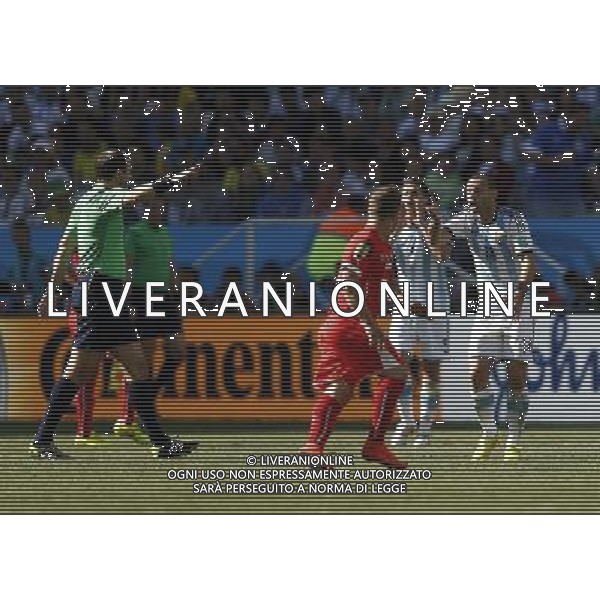 (140701) -- SAO PAULO, July 1, 2014 () -- Argentina\'s Javier Mascherano (1st R) argues with referee during a Round of 16 match between Argentina and Switzerland of 2014 FIFA World Cup at the Arena de Sao Paulo Stadium in Sao Paulo, Brazil, on July 1, 2014.(/Wang Lili)(pcy) ©photoshot/Agenzia Aldo Liverani sas - ITALY ONLY - EDITORIAL USE ONLY - Argentina - Svizzera Coppa del Mondo FIFA 2014 allo stadio Arena di Sao Paulo, in Brasile, 1 ° luglio 2014