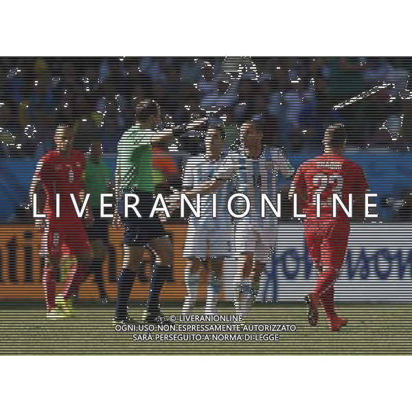 (140701) -- SAO PAULO, July 1, 2014 () -- Argentina\'s Javier Mascherano (2nd R) argues with Sweden\'s referee Jonas Eriksson during a Round of 16 match between Argentina and Switzerland of 2014 FIFA World Cup at the Arena de Sao Paulo Stadium in Sao Paulo, Brazil, on July 1, 2014.(/Wang Lili)(pcy) ©photoshot/Agenzia Aldo Liverani sas - ITALY ONLY - EDITORIAL USE ONLY - Argentina - Svizzera Coppa del Mondo FIFA 2014 allo stadio Arena di Sao Paulo, in Brasile, 1 ° luglio 2014