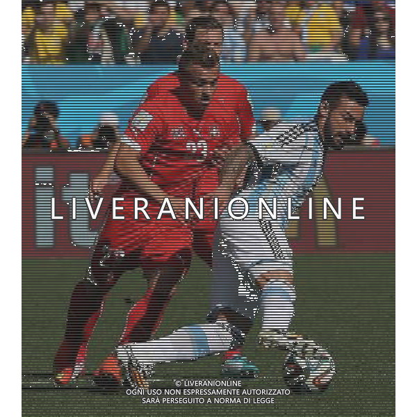 (140701) -- SAO PAULO, July 1, 2014 () -- Argentina\'s Ezequiel Lavezzi (R) controls the ball during a Round of 16 match between Argentina and Switzerland of 2014 FIFA World Cup at the Arena de Sao Paulo Stadium in Sao Paulo, Brazil, on July 1, 2014.(/Xu Zijian)(rh) ©photoshot/Agenzia Aldo Liverani sas - ITALY ONLY - EDITORIAL USE ONLY - Argentina - Svizzera Coppa del Mondo FIFA 2014 allo stadio Arena di Sao Paulo, in Brasile, 1 ° luglio 2014