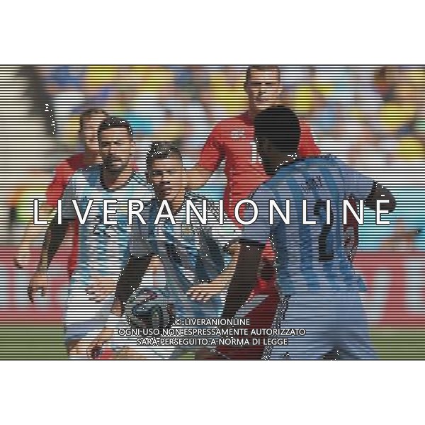 (140701) -- SAO PAULO, July 1, 2014 () -- Argentina\'s Marcos Rojo (C) vies for the ball during a Round of 16 match between Argentina and Switzerland of 2014 FIFA World Cup at the Arena de Sao Paulo Stadium in Sao Paulo, Brazil, on July 1, 2014.(/Xu Zijian)(rh) ©photoshot/Agenzia Aldo Liverani sas - ITALY ONLY - EDITORIAL USE ONLY - Argentina - Svizzera Coppa del Mondo FIFA 2014 allo stadio Arena di Sao Paulo, in Brasile, 1 ° luglio 2014