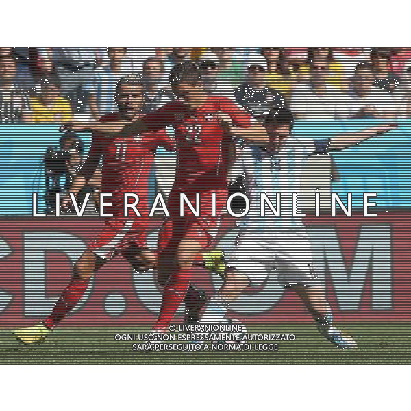 (140701) -- SAO PAULO, July 1, 2014 () -- Argentina\'s Lionel Messi vies with Switzerland\'s Fabian Schaer (C) during a Round of 16 match between Argentina and Switzerland of 2014 FIFA World Cup at the Arena de Sao Paulo Stadium in Sao Paulo, Brazil, on July 1, 2014.(/Xu Zijian)(rh) ©photoshot/Agenzia Aldo Liverani sas - ITALY ONLY - EDITORIAL USE ONLY - Argentina - Svizzera Coppa del Mondo FIFA 2014 allo stadio Arena di Sao Paulo, in Brasile, 1 ° luglio 2014