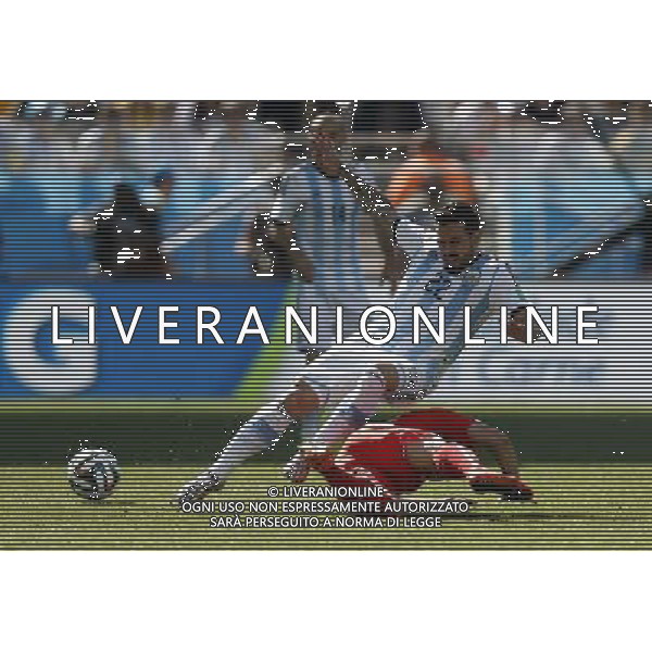 (140701) -- SAO PAULO, July 1, 2014 () -- Argentina\'s Ezequiel Lavezzi (L, front) falls down in a competition during a Round of 16 match between Argentina and Switzerland of 2014 FIFA World Cup at the Arena de Sao Paulo Stadium in Sao Paulo, Brazil, on July 1, 2014.(/Wang Lili)(pcy) ©photoshot/Agenzia Aldo Liverani sas - ITALY ONLY - EDITORIAL USE ONLY - Argentina - Svizzera Coppa del Mondo FIFA 2014 allo stadio Arena di Sao Paulo, in Brasile, 1 ° luglio 2014