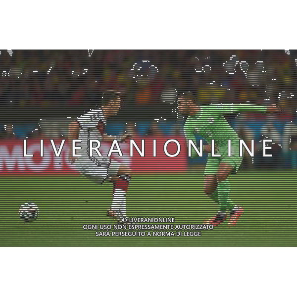 (140630) -- PORTO ALEGRE, June 30, 2014 () -- Algeria\'s Faouzi Ghoualm (R) vies with Germany\'s Mesut Ozil during a Round of 16 match between Germany and Algeria of 2014 FIFA World Cup at the Estadio Beira-Rio Stadium in Porto Alegre, Brazil, on June 30, 2014. Germany won 2-1 over Algeria after 120 minutes and qualified for quarter-finals on Monday. (/Li Ga)(pcy) ©photoshot/Agenzia Aldo Liverani sas - ITALY ONLY - EDITORIAL USE ONLY