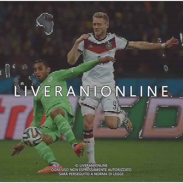 (140630) -- PORTO ALEGRE, June 30, 2014 () -- Algeria\'s Faouzi Ghoualm (L) vies with Germany\'s Andre Schurrle during a Round of 16 match between Germany and Algeria of 2014 FIFA World Cup at the Estadio Beira-Rio Stadium in Porto Alegre, Brazil, on June 30, 2014. Germany won 2-1 over Algeria after 120 minutes and qualified for quarter-finals on Monday. (/Li Ga)(pcy) ©photoshot/Agenzia Aldo Liverani sas - ITALY ONLY - EDITORIAL USE ONLY
