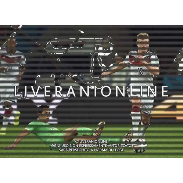 (140630) -- PORTO ALEGRE, June 30, 2014 () -- Germany\'s Toni Kroos (R) runs with the ball during a Round of 16 match between Germany and Algeria of 2014 FIFA World Cup at the Estadio Beira-Rio Stadium in Porto Alegre, Brazil, on June 30, 2014. Germany won 2-1 over Algeria after 120 minutes and qualified for quarter-finals on Monday. (/Li Ga)(pcy) ©photoshot/Agenzia Aldo Liverani sas - ITALY ONLY - EDITORIAL USE ONLY