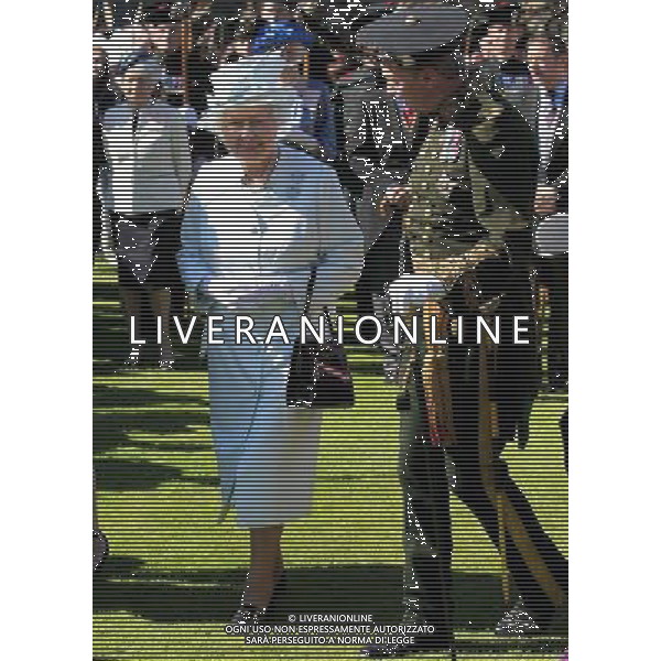 Queen Elizabeth II as she hosts a garden party at the Palace of Holyrood house in Edinburgh. ©PHOTOSHOT /Agenzia Aldo Liverani sas - ITALY ONLY - EDITORIAL USE ONLY