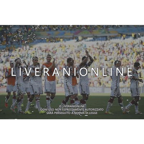 (140704) -- RIO DE JANEIRO, July 4, 2014 () -- Germany\'s players applaud the fans after a quarter-finals match between France and Germany of 2014 FIFA World Cup at the Estadio do Maracana Stadium in Rio de Janeiro, Brazil, on July 4, 2014. Germany won 1-0 over France and qualified for semi-finals on Friday.(/Wang Lili)(rh) AG ALDO LIVERANI SAS ONLY ITALY