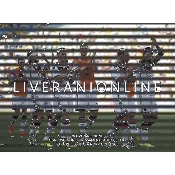 (140704) -- RIO DE JANEIRO, July 4, 2014 () -- Germany\'s players applaud the fans after a quarter-finals match between France and Germany of 2014 FIFA World Cup at the Estadio do Maracana Stadium in Rio de Janeiro, Brazil, on July 4, 2014. Germany won 1-0 over France and qualified for semi-finals on Friday.(/Wang Lili)(rh) AG ALDO LIVERANI SAS ONLY ITALY
