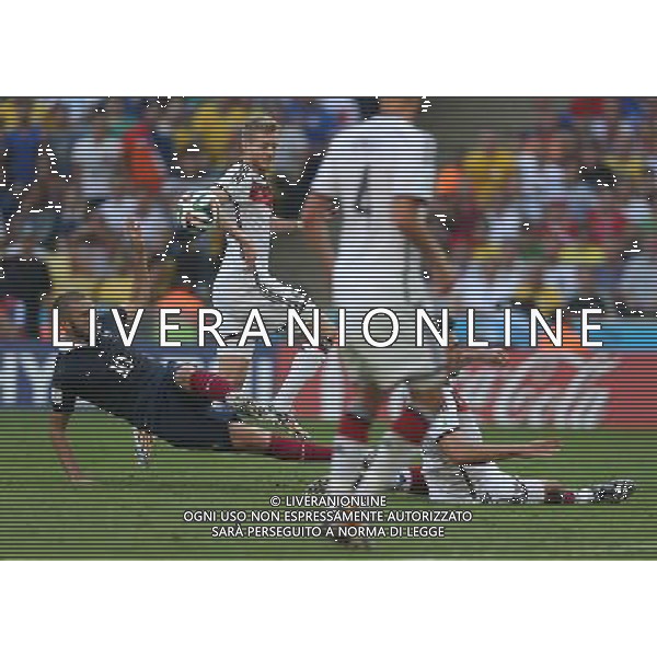 (140704) -- RIO DE JANEIRO, July 4, 2014 () -- France\'s Karim Benzema (L) falls down during a quarter-finals match between France and Germany of 2014 FIFA World Cup at the Estadio do Maracana Stadium in Rio de Janeiro, Brazil, on July 4, 2014. Germany won 1-0 over France and qualified for semi-finals on Friday.(/Xu Zijian)(rh) AG ALDO LIVERANI SAS ONLY ITALY