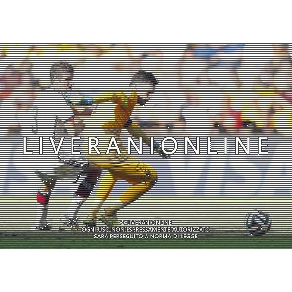 (140704) -- RIO DE JANEIRO, July 4, 2014 () -- France\'s goalkeeper Hugo Lloris vies with Germany\'s Thomas Muller during a quarter-finals match between France and Germany of 2014 FIFA World Cup at the Estadio do Maracana Stadium in Rio de Janeiro, Brazil, on July 4, 2014. Germany won 1-0 over France and qualified for semi-finals on Friday.(/Wang Lili)(rh) AG ALDO LIVERANI SAS ONLY ITALY