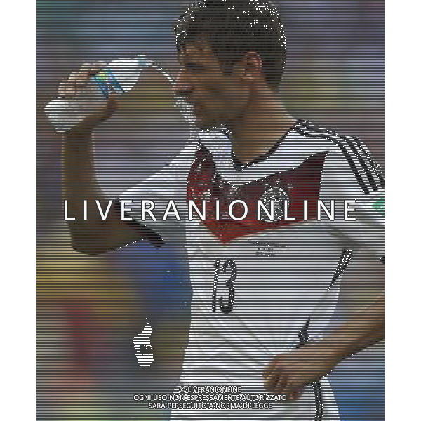 (140704) -- RIO DE JANEIRO, July 4, 2014 () -- Germany\'s Thomas Muller cools off during a quarter-finals match between France and Germany of 2014 FIFA World Cup at the Estadio do Maracana Stadium in Rio de Janeiro, Brazil, on July 4, 2014. Germany won 1-0 over France and qualified for semi-finals on Friday. (/Wang Lili)(pcy) AG ALDO LIVERANI SAS ONLY ITALY
