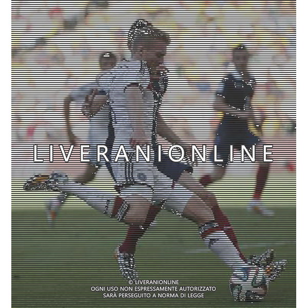 (140704) -- RIO DE JANEIRO, July 4, 2014 () -- Germany\'s Andre Schuerrle (front) passes the ball during a quarter-finals match between France and Germany of 2014 FIFA World Cup at the Estadio do Maracana Stadium in Rio de Janeiro, Brazil, on July 4, 2014. Germany won 1-0 over France and qualified for semi-finals on Friday. (/Wang Lili)(pcy) AG ALDO LIVERANI SAS ONLY ITALY