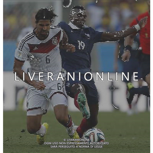 (140704) -- RIO DE JANEIRO, July 4, 2014 () -- Germany\'s Sami Khedira (L) vies with France\'s Paul Pogba during a quarter-finals match between France and Germany of 2014 FIFA World Cup at the Estadio do Maracana Stadium in Rio de Janeiro, Brazil, on July 4, 2014. Germany won 1-0 over France and qualified for semi-finals on Friday. (/Wang Lili)(pcy) AG ALDO LIVERANI SAS ONLY ITALY
