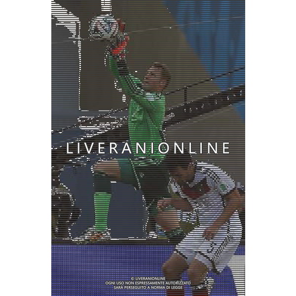 (140704) -- RIO DE JANEIRO, July 4, 2014 () -- Germany\'s goalkeeper Manuel Neuer (L) grabs the ball during a quarter-finals match between France and Germany of 2014 FIFA World Cup at the Estadio do Maracana Stadium in Rio de Janeiro, Brazil, on July 4, 2014. Germany won 1-0 over France and qualified for semi-finals on Friday. (/Wang Lili)(pcy) AG ALDO LIVERANI SAS ONLY ITALY