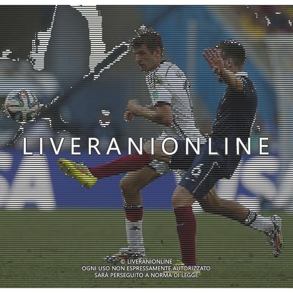 (140704) -- RIO DE JANEIRO, July 4, 2014 () -- Germany\'s Thomas Muller (L) vies with France\'s Yohan Cabaye during a quarter-finals match between France and Germany of 2014 FIFA World Cup at the Estadio do Maracana Stadium in Rio de Janeiro, Brazil, on July 4, 2014.(/Wang Lili)(pcy) AG ALDO LIVERANI SAS ONLY ITALY