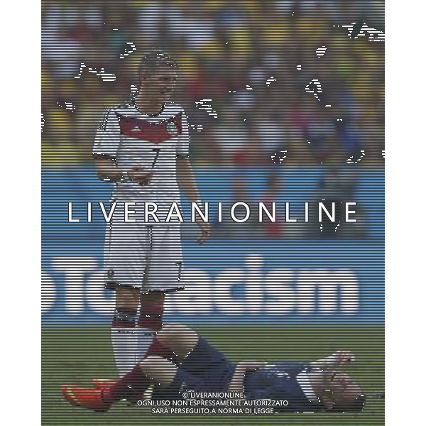 (140704) -- RIO DE JANEIRO, July 4, 2014 () -- Germany\'s Bastian Schweinsteiger (L) reacts as France\'s Mathieu Valbuena falls down during a quarter-finals match between France and Germany of 2014 FIFA World Cup at the Estadio do Maracana Stadium in Rio de Janeiro, Brazil, on July 4, 2014.(/Wang Lili)(pcy) AG ALDO LIVERANI SAS ONLY ITALY