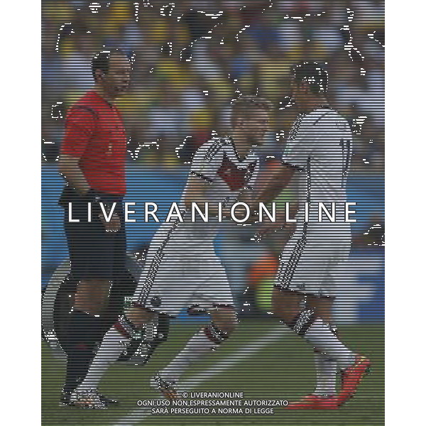 (140704) -- RIO DE JANEIRO, July 4, 2014 () -- Germany\'s Andre Schuerrle (C) replaces Miroslav Klose during a quarter-finals match between France and Germany of 2014 FIFA World Cup at the Estadio do Maracana Stadium in Rio de Janeiro, Brazil, on July 4, 2014.(/Wang Lili)(pcy) AG ALDO LIVERANI SAS ONLY ITALY