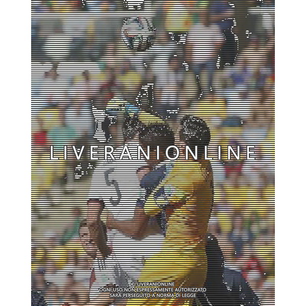 (140704) -- RIO DE JANEIRO, July 4, 2014 () -- France\'s goalkeeper Hugo Lloris (R) hits the ball during a quarter-finals match between France and Germany of 2014 FIFA World Cup at the Estadio do Maracana Stadium in Rio de Janeiro, Brazil, on July 4, 2014.(/Wang Lili)(pcy) AG ALDO LIVERANI SAS ONLY ITALY