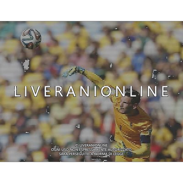 (140704) -- RIO DE JANEIRO, July 4, 2014 () -- France\'s goalkeeper Hugo Lloris throws the ball during a quarter-finals match between France and Germany of 2014 FIFA World Cup at the Estadio do Maracana Stadium in Rio de Janeiro, Brazil, on July 4, 2014.(/Wang Lili)(pcy) AG ALDO LIVERANI SAS ONLY ITALY