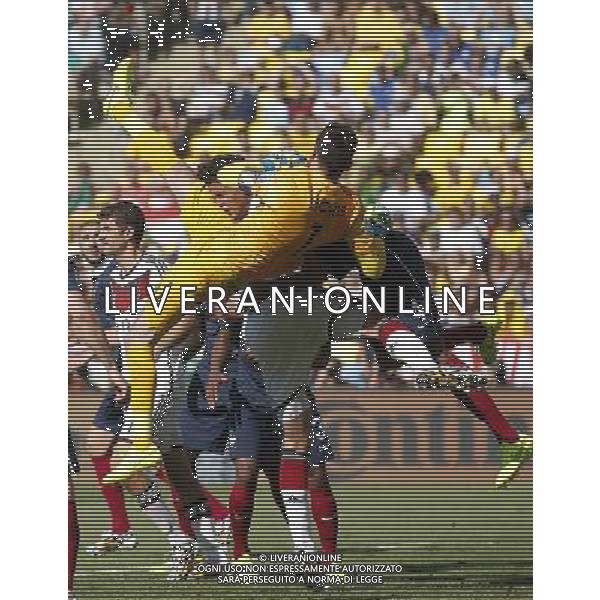 (140704) -- RIO DE JANEIRO, July 4, 2014 () -- France\'s goalkeeper Hugo Lloris (front) collides with Raphael Varane while saving the ball during a quarter-finals match between France and Germany of 2014 FIFA World Cup at the Estadio do Maracana Stadium in Rio de Janeiro, Brazil, on July 4, 2014.(/Wang Lili)(pcy) AG ALDO LIVERANI SAS ONLY ITALY