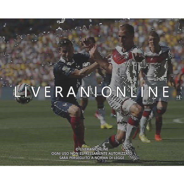 (140704) -- RIO DE JANEIRO, July 4, 2014 () -- Germany\'s Benedikt Howedes (R, front) vies with France\'s Yohan Cabaye during a quarter-finals match between France and Germany of 2014 FIFA World Cup at the Estadio do Maracana Stadium in Rio de Janeiro, Brazil, on July 4, 2014.(/Wang Lili)(pcy) AG ALDO LIVERANI SAS ONLY ITALY