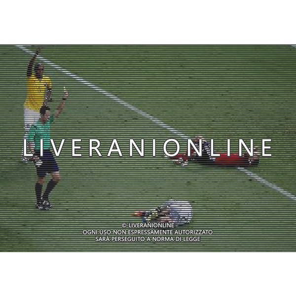 (140704) -- FORTALEZA, July 4, 2014 () -- Spain\'s referee Carlos Velasco Carballo (L, front) shows a yellow card to Brazil\'s goalkeeper Julio Cesar (R, front) during a quarter-finals match between Brazil and Colombia of 2014 FIFA World Cup at the Estadio Castelao Stadium in Fortaleza, Brazil, on July 4, 2014. Brazil won 2-1 over Colombia and qualified for semi-finals on Friday. (/Liao Yujie)(pcy) AG ALDO LIVERANI SAS ONLY ITALY