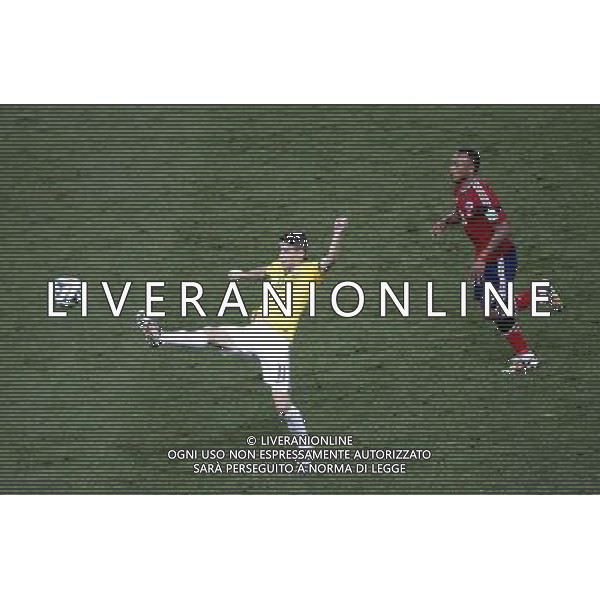 (140704) -- FORTALEZA, July 4, 2014 () -- Brazil\'s Oscar (L) kicks the ball during a quarter-finals match between Brazil and Colombia of 2014 FIFA World Cup at the Estadio Castelao Stadium in Fortaleza, Brazil, on July 4, 2014. Brazil won 2-1 over Colombia and qualified for semi-finals on Friday. (/Liao Yujie)(pcy) AG ALDO LIVERANI SAS ONLY ITALY