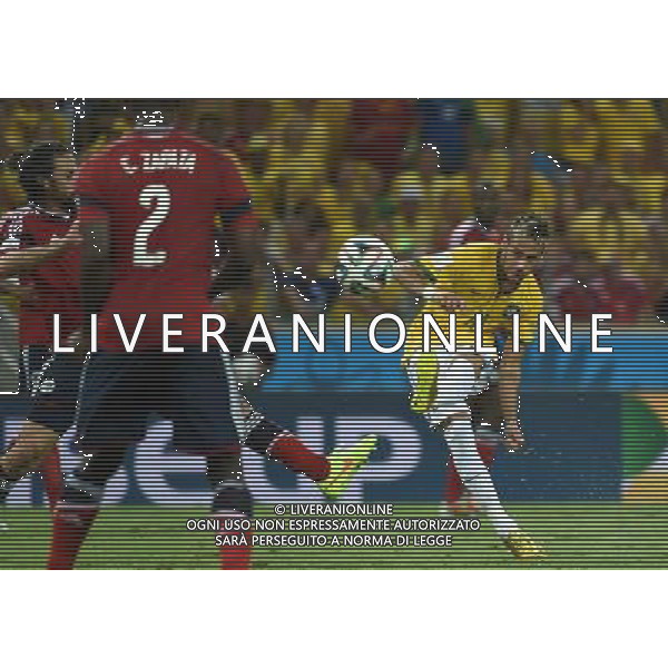 (140704) -- FORTALEZA, July 4, 2014 () -- Brazil\'s Neymar (R) kicks the ball during a quarter-finals match between Brazil and Colombia of 2014 FIFA World Cup at the Estadio Castelao Stadium in Fortaleza, Brazil, on July 4, 2014.(/Li Ga)(pcy) AG ALDO LIVERANI SAS ONLY ITALY