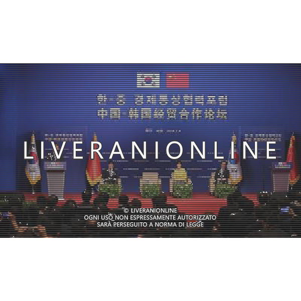 (140704) -- SEOUL, July 4, 2014 () -- Chinese President Xi Jinping (1st L, back) speaks at a forum on China-South Korea economic and trade cooperation in Seoul, capital of South Korea, July 4, 2014. Xi Jinping and his South Korean counterpart Park Geun-hye attended the forum jointly on Friday.(/Lan Hongguang) (zkr) AG ALDO LIVERANI SAS ONLY ITALY