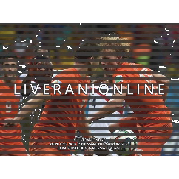(140705) -- SALVADOR, July 5, 2014 () -- Netherlands\' Dirk Kuyt (1st R) competes during a quarter-finals match between Netherlands and Costa Rica of 2014 FIFA World Cup at the Arena Fonte Nova Stadium in Salvador, Brazil, on July 5, 2014. Netherlands won 4-3 on penalties over Costa Rica after a 0-0 tie and qualified for semi-finals on Saturday. (/Guo Yong)(pcy) ©photoshot/Agenzia Aldo Liverani sas - ITALY ONLY - EDITORIAL USE ONLY - Olanda vs Costa Rica partita di quarti di finale Coppa del mondo FIFA 2014 in Salvador, in Brasile, il 5 luglio 2014.