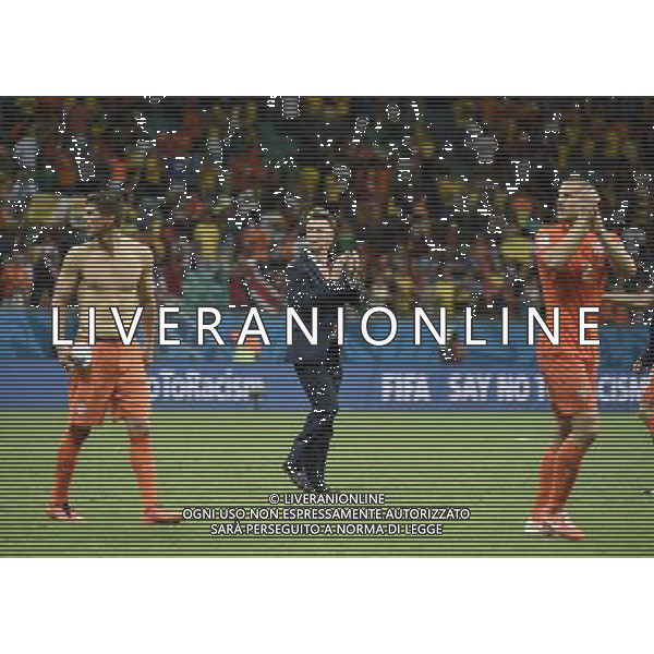 (140705) -- SALVADOR, July 5, 2014 () -- Netherlands\' coach Louis Van Gaal (C) greets the fans after a quarter-finals match between Netherlands and Costa Rica of 2014 FIFA World Cup at the Arena Fonte Nova Stadium in Salvador, Brazil, on July 5, 2014. Netherlands won 4-3 on penalties over Costa Rica after a 0-0 tie and qualified for semi-finals on Saturday. (/Lui Siu Wai)(rh) ©photoshot/Agenzia Aldo Liverani sas - ITALY ONLY - EDITORIAL USE ONLY - Olanda vs Costa Rica partita di quarti di finale Coppa del mondo FIFA 2014 in Salvador, in Brasile, il 5 luglio 2014.