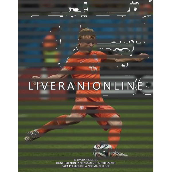 (140705) -- SALVADOR, July 5, 2014 () -- Netherlands\' Dirk Kuyt shoots a penalty goal in the penalty shoot-out during a quarter-finals match between Netherlands and Costa Rica of 2014 FIFA World Cup at the Arena Fonte Nova Stadium in Salvador, Brazil, on July 5, 2014. Netherlands won 4-3 on penalties over Costa Rica after a 0-0 tie and qualified for semi-finals on Saturday. (/Guo Yong)(pcy) ©photoshot/Agenzia Aldo Liverani sas - ITALY ONLY - EDITORIAL USE ONLY - Olanda vs Costa Rica partita di quarti di finale Coppa del mondo FIFA 2014 in Salvador, in Brasile, il 5 luglio 2014.