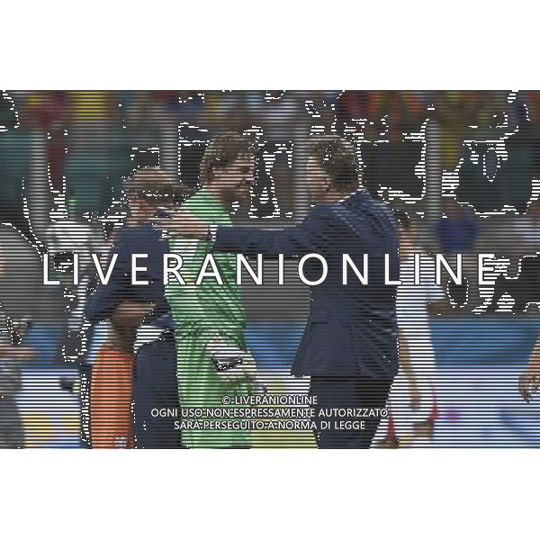 (140705) -- SALVADOR, July 5, 2014 () -- Netherlands\' coach Louis Van Gaal (R) hugs goalkeeper Tim Krul after the penalty shoot-out of a quarter-finals match between Netherlands and Costa Rica of 2014 FIFA World Cup at the Arena Fonte Nova Stadium in Salvador, Brazil, on July 5, 2014. Netherlands won 4-3 on penalties over Costa Rica after a 0-0 tie and qualified for semi-finals on Saturday. (/Lui Siu Wai)(rh) ©photoshot/Agenzia Aldo Liverani sas - ITALY ONLY - EDITORIAL USE ONLY - Olanda vs Costa Rica partita di quarti di finale Coppa del mondo FIFA 2014 in Salvador, in Brasile, il 5 luglio 2014.